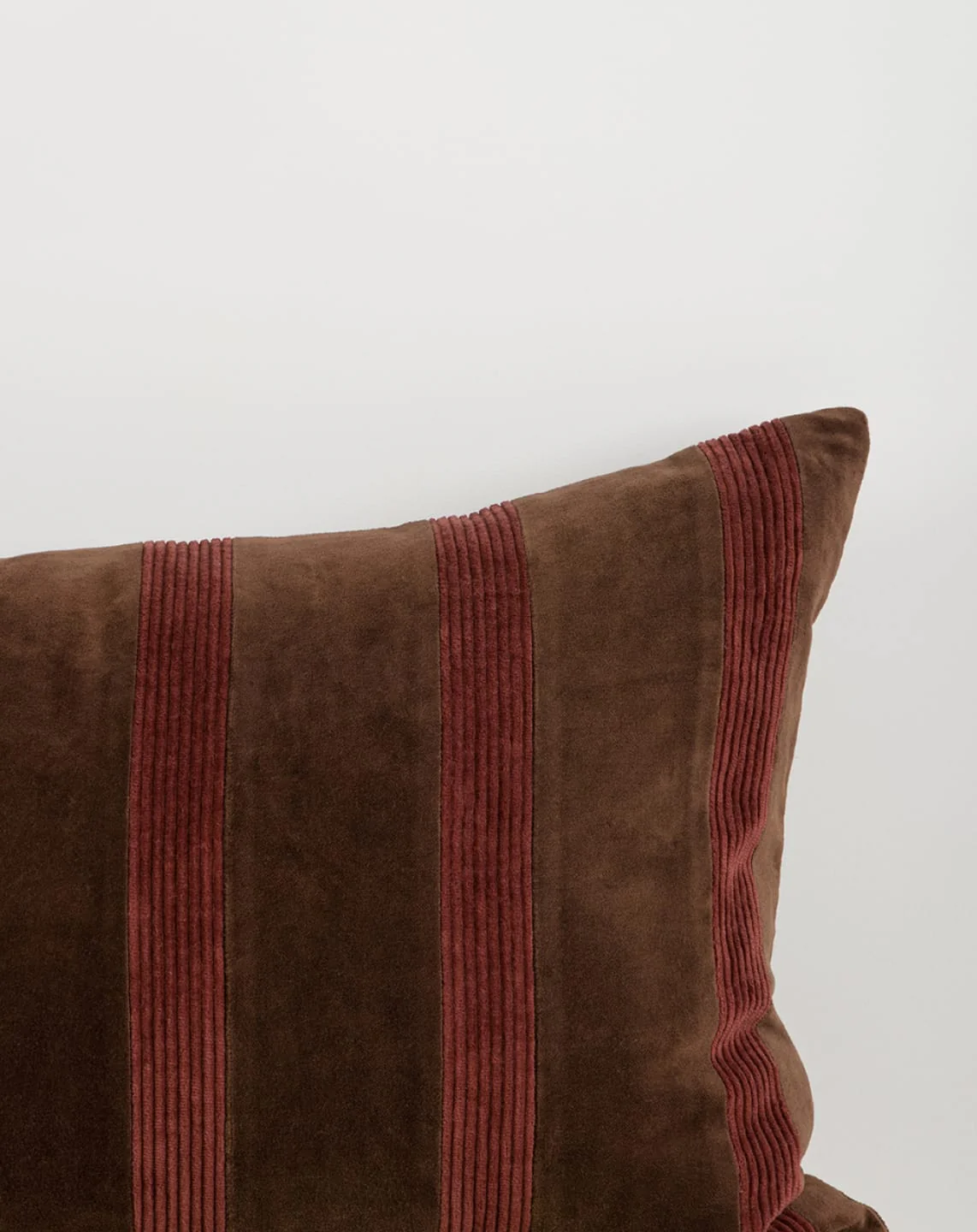 Huxley Lodge Cushion - Image 2