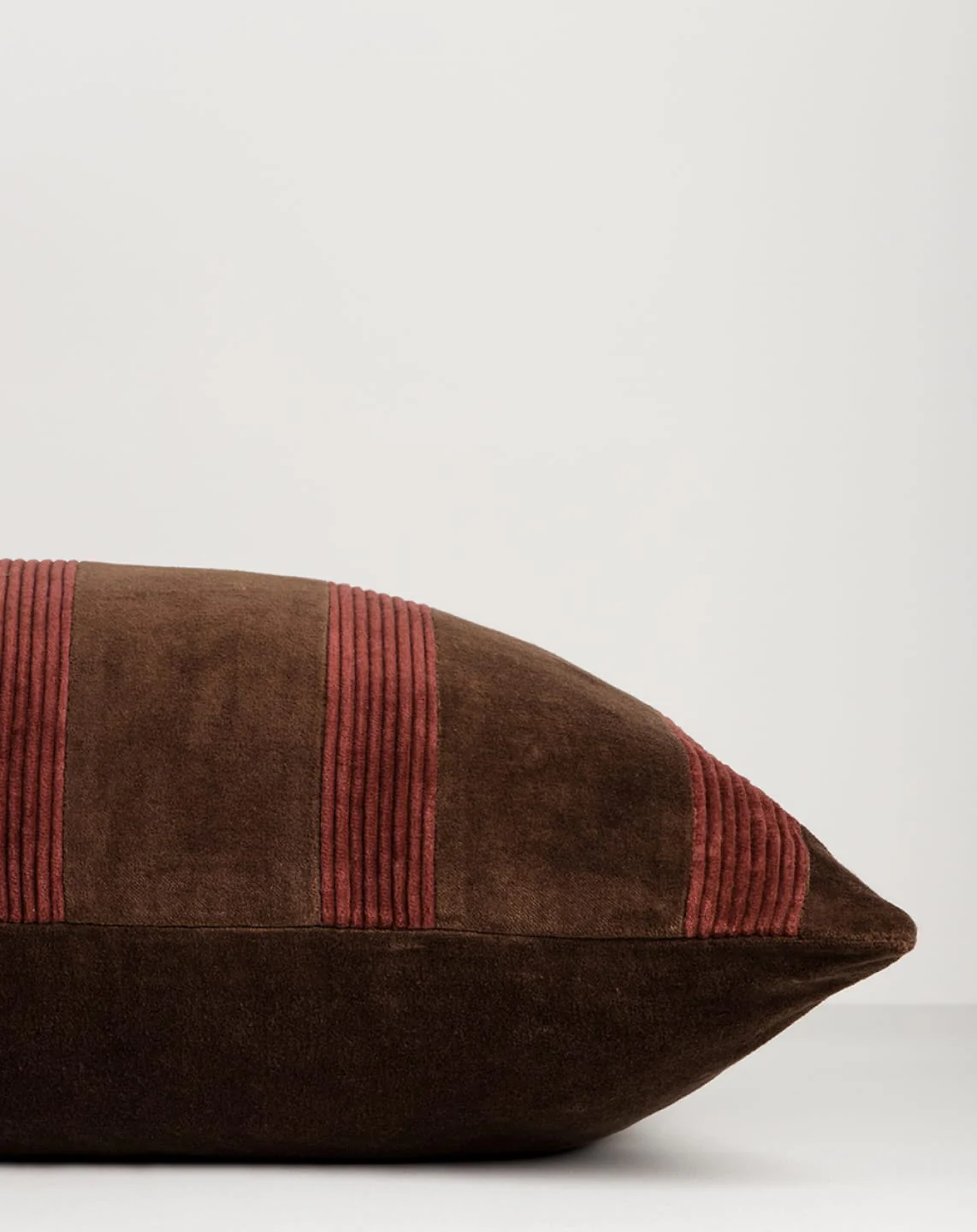 Huxley Lodge Cushion - Image 3